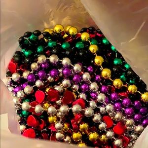 18 Mardi Gras beads